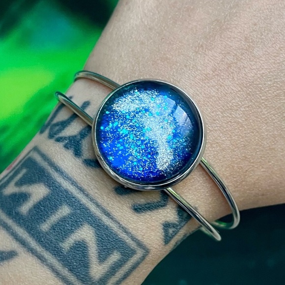 Handmade Dark blue & silver galaxy northern lights cuff bracelet - Picture 9 of 11